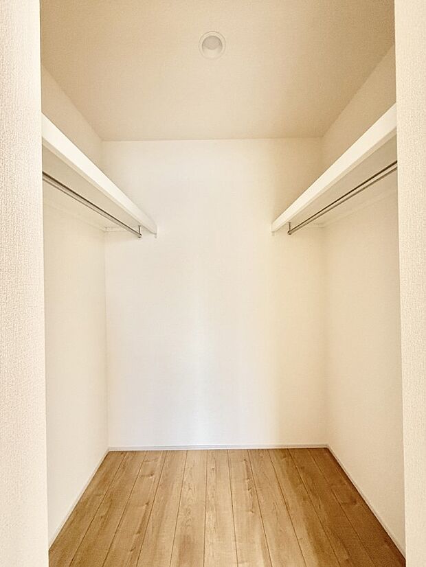 ■季節の洋服も、思い出の小物もすっきり収納できるウォークインクローゼット付  
