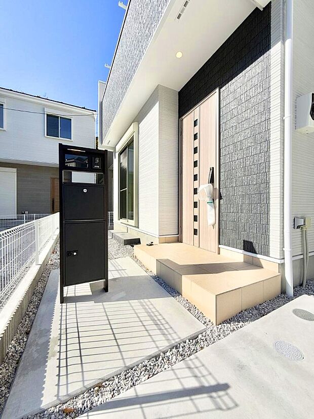 ■ シンプルで美しく、住まいの第一印象を彩る玄関です