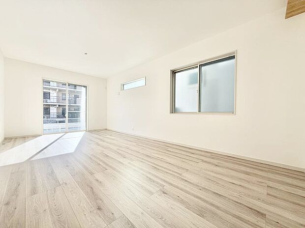 ■自然の光が差し込み、明るい空間が広がります