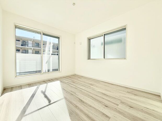 ■2面採光で明るい居室!