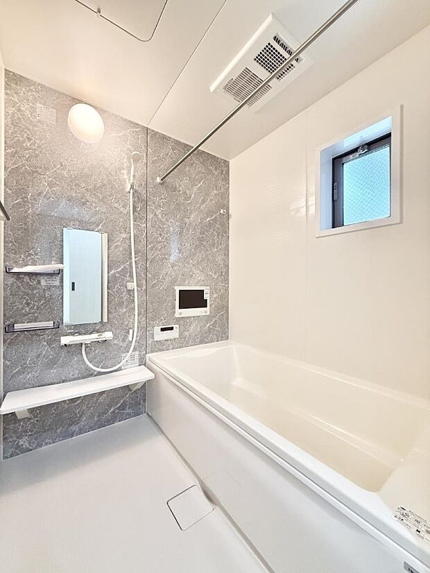 ■落ち着いた色合いの壁面、ゆっくり寛げるバスルーム