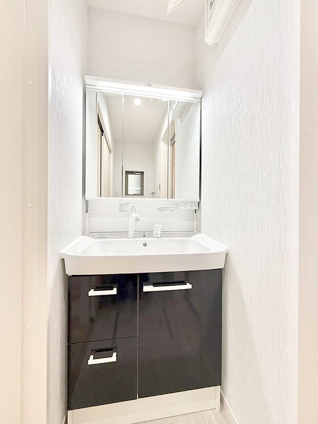 ■明るい洗面所は毎朝の歯磨きも楽しくできちゃいそうです♪