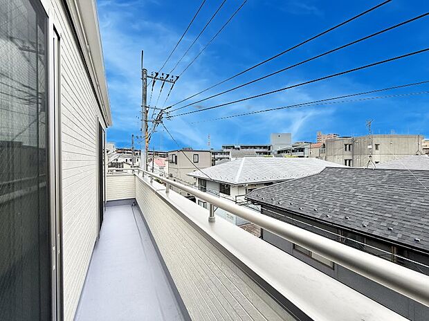 ■ 心地よい風と光を感じる、くつろぎのバルコニー