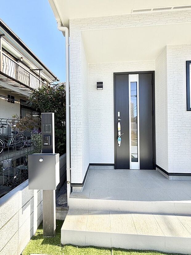 ■ シンプルで美しく、住まいの第一印象を彩る玄関です