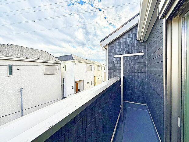 ■ 心地よい風と光を感じる、くつろぎのバルコニー