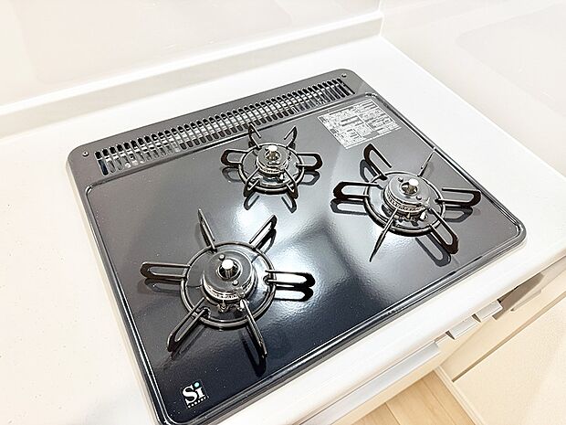 ■3口コンロのシステムキッチンで料理の手順もスムーズに