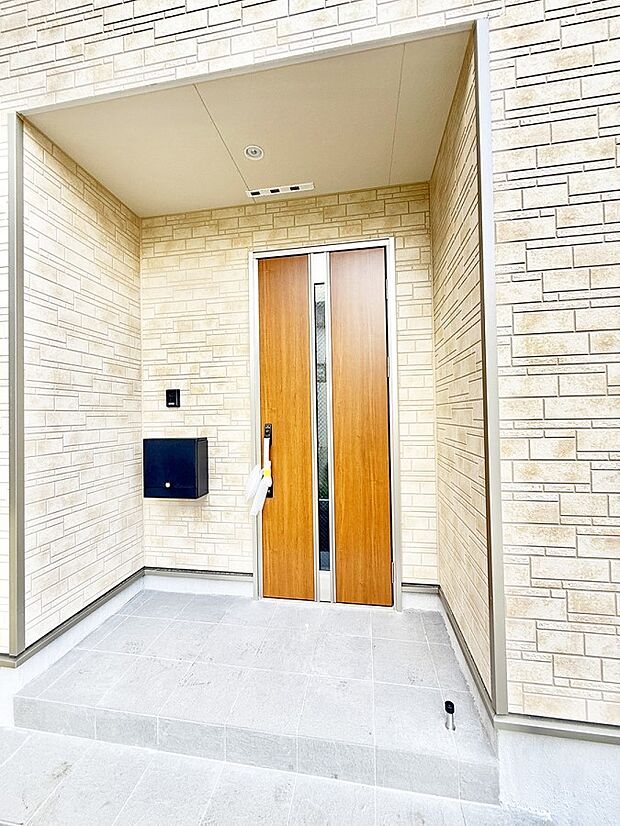 ■ シンプルで美しく、住まいの第一印象を彩る玄関です