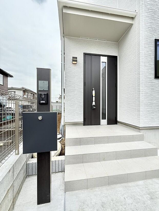 ■ シンプルで美しく、住まいの第一印象を彩る玄関です