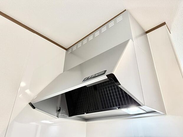 ■フードに覆われている為、匂いが換気扇に誘導され、効率的に排煙ができます