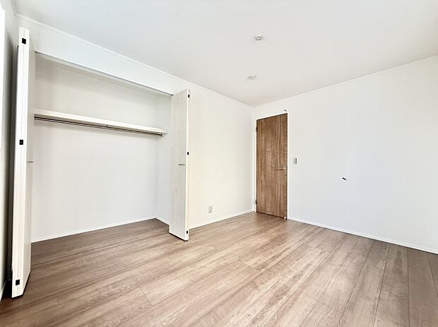 ■シンプルな空間で、収納付きベッドやデスクなど、多機能な家具を活用しやすいです