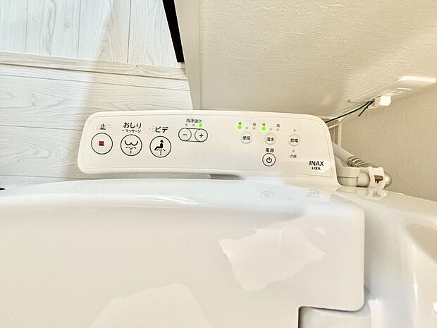 ■温水洗浄で快適、清潔感が保たれるシャワートイレ