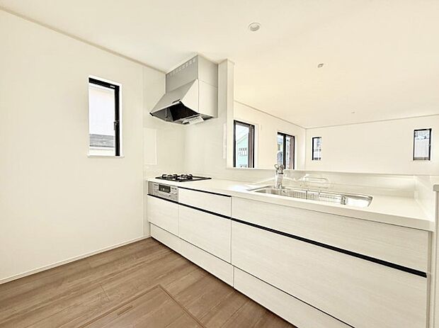 ■小窓があるので、明るさと開放感たっぷりなキッチン!