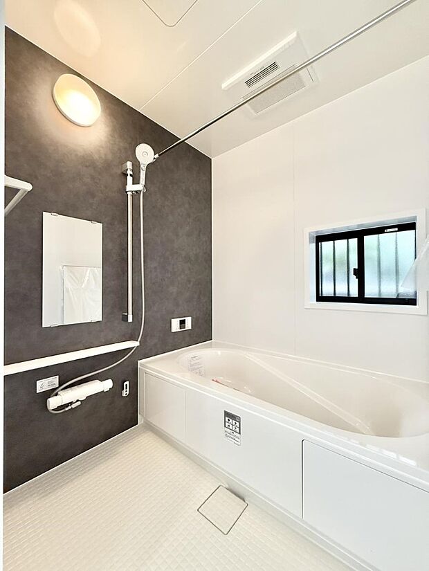 ■落ち着いた色合いの壁面、ゆっくり寛げるバスルーム