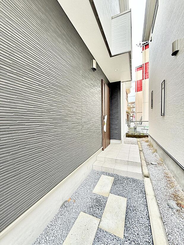 ■ シンプルで美しく、住まいの第一印象を彩る玄関です