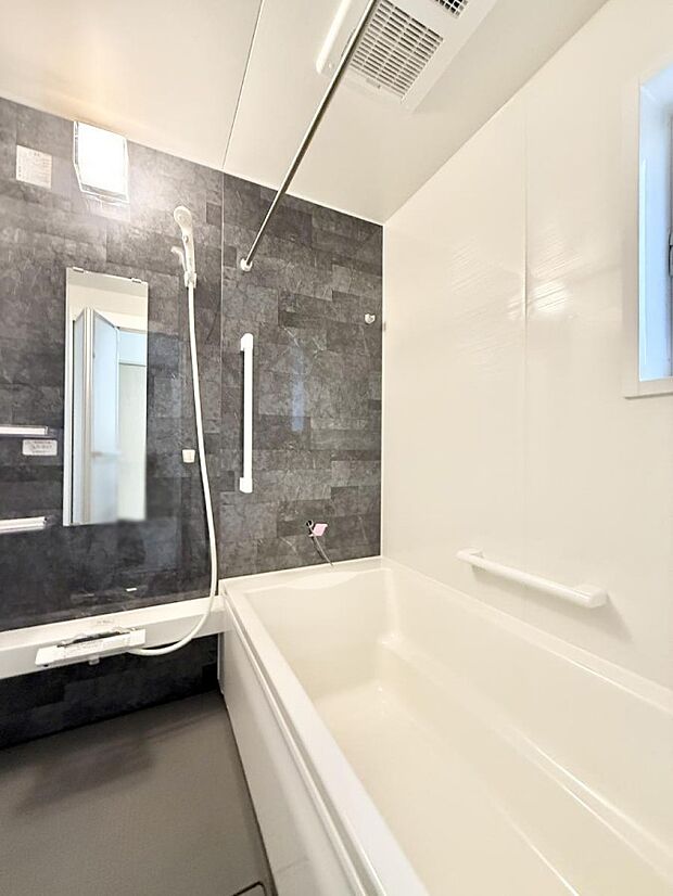 ■落ち着いた色合いの壁面、ゆっくり寛げるバスルーム