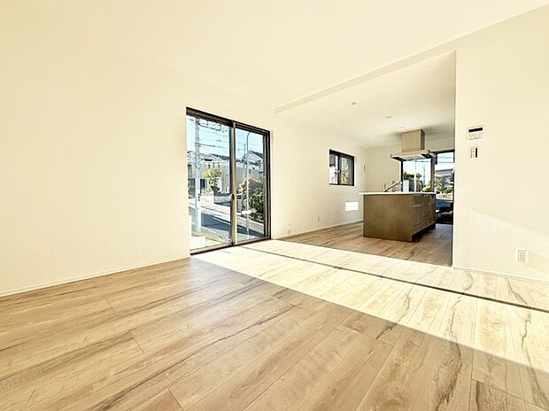 ■自然の光が差し込み、明るい空間が広がります