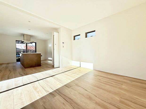 ■陽ざしが射し込む明るいLDKは家族でのんびり寛げます  