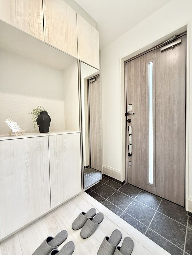 窮屈さを感じさせない広々玄関!