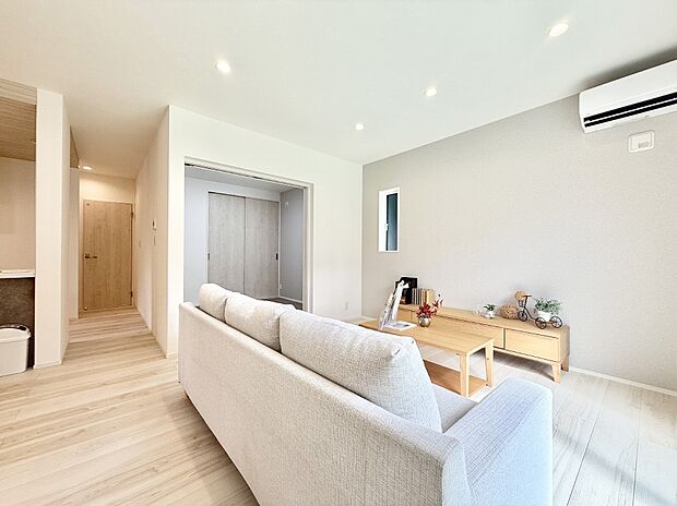 陽ざしが射し込む明るいLDK