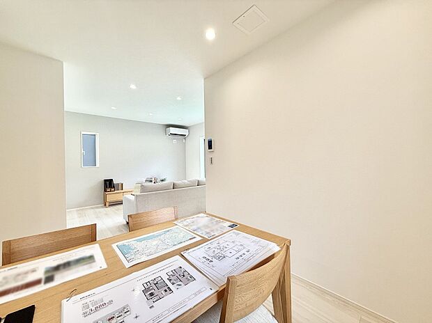 温かみのある照明が心地よい、くつろぎのリビング