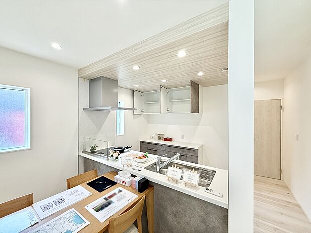 明るい色のキッチン!どんなインテリアにも合いますね