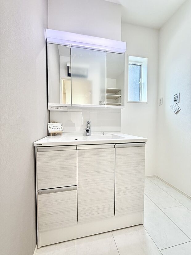明るい洗面所は毎朝の歯磨きも楽しくできちゃいそうです