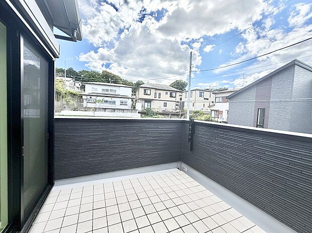 開放的な広々バルコニー