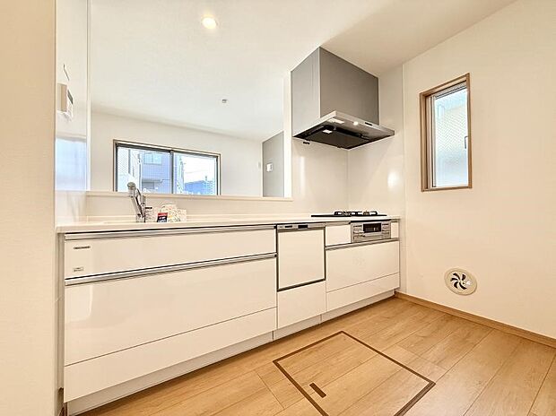 小窓があるので、明るさと開放感たっぷりなキッチン!