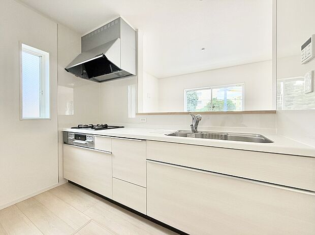 ■小窓があるので、明るさと開放感たっぷりなキッチン!