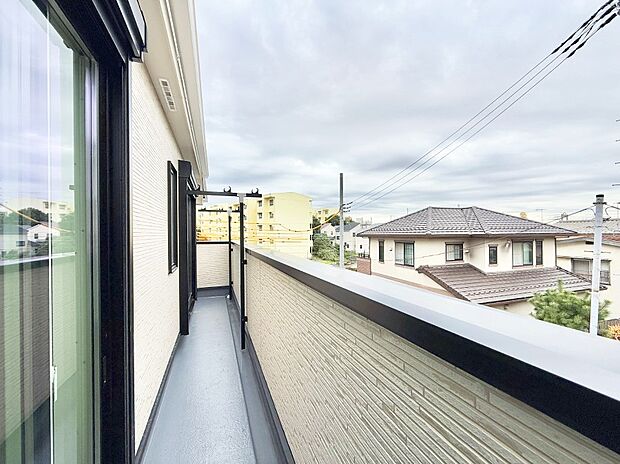 ■ 心地よい風と光を感じる、くつろぎのバルコニー