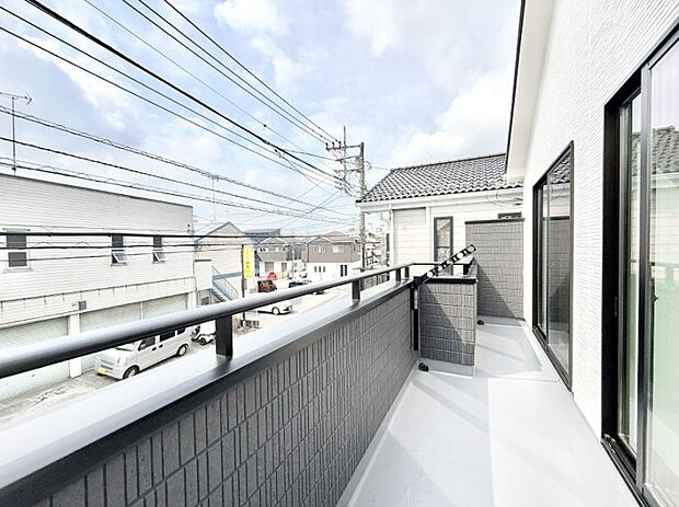 ■ 心地よい風と光を感じる、くつろぎのバルコニー