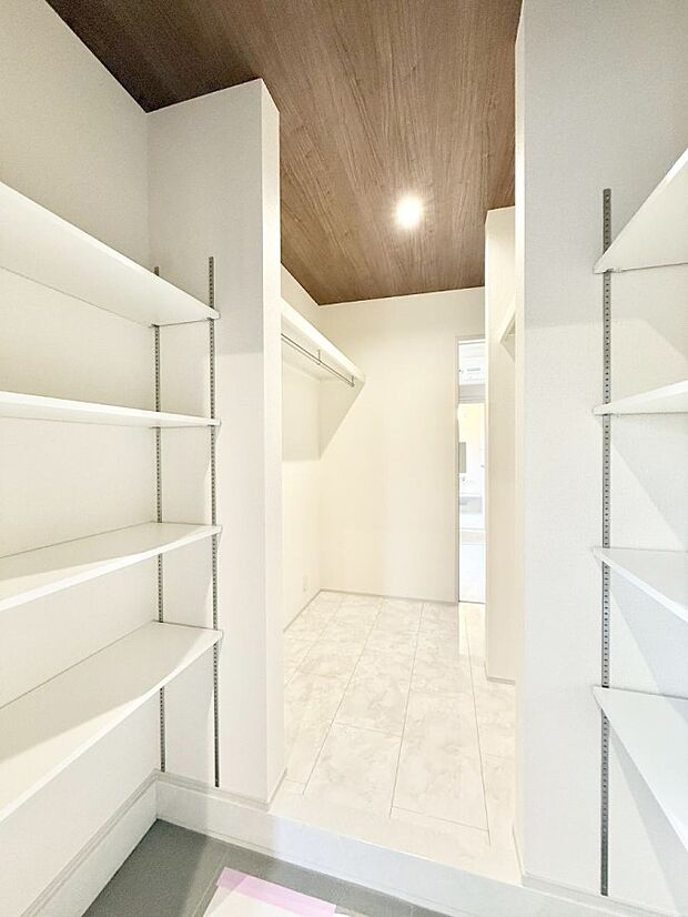 ■シューズインクローゼット付なので、外で使う物をまとめて収納、すっきり玄関に  