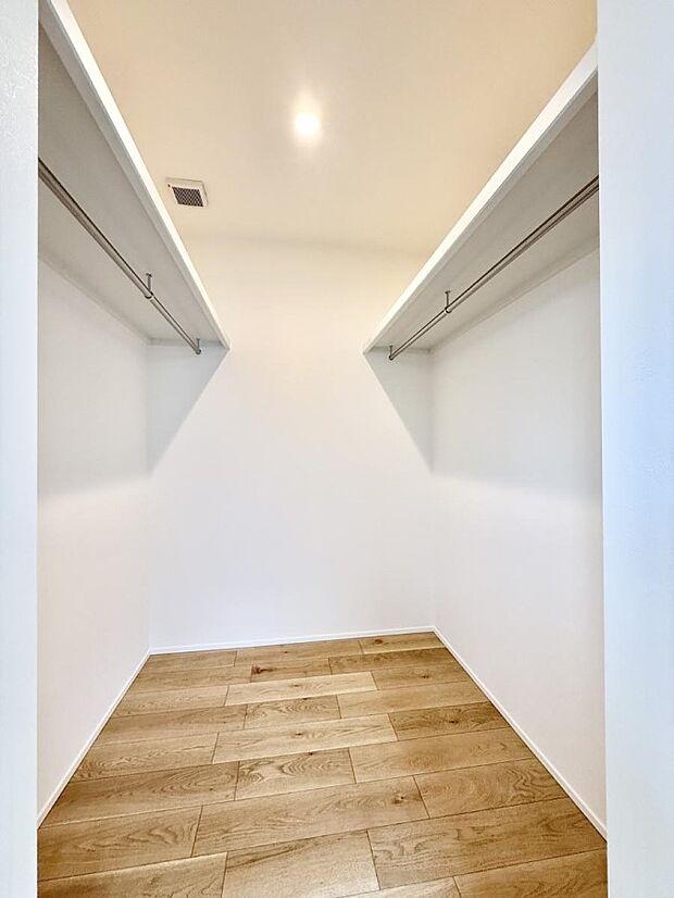 ■季節の洋服も、思い出の小物もすっきり収納できるウォークインクローゼット付