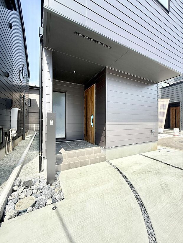 ■ 心地よい暮らしへとつながる、温かい玄関