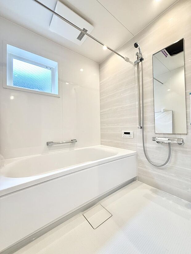 ■落ち着いた色合いの壁面、ゆっくり寛げるバスルーム