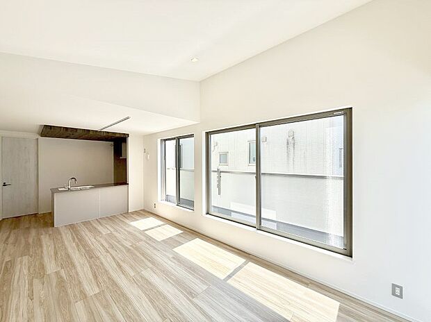 大きな窓から光が入り明るい空間でお寛ぎいただけます