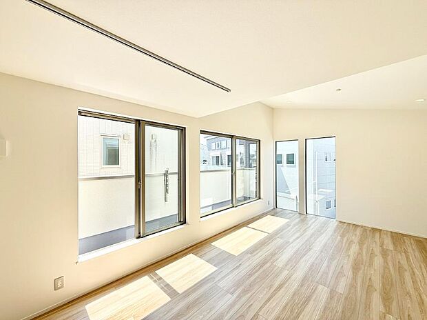 ■自然の光が差し込み、明るい空間が広がります