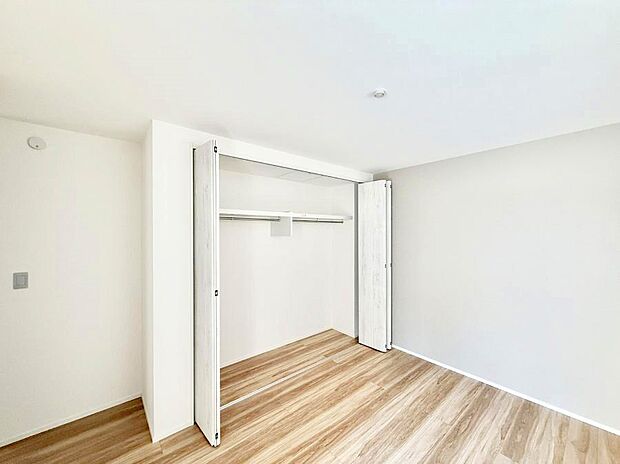 広いクローゼット、収納は多い方が嬉しいですね！