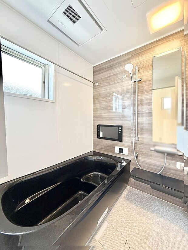 ■落ち着いた色合いの壁面、ゆっくり寛げるバスルーム