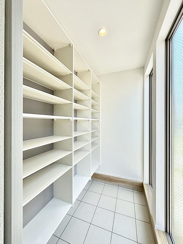 ■シューズインクローゼット付なので、外で使う物をまとめて収納、すっきり玄関に  