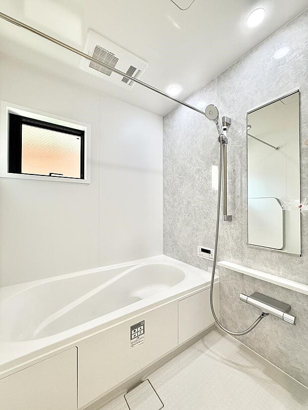 ■落ち着いた色合いの壁面、ゆっくり寛げるバスルーム