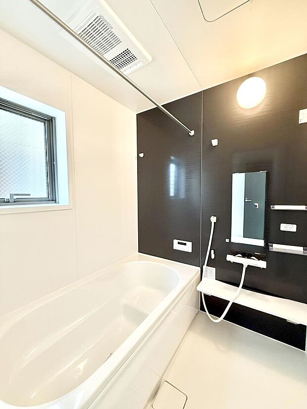 ■落ち着いた色合いの壁面、ゆっくり寛げるバスルーム