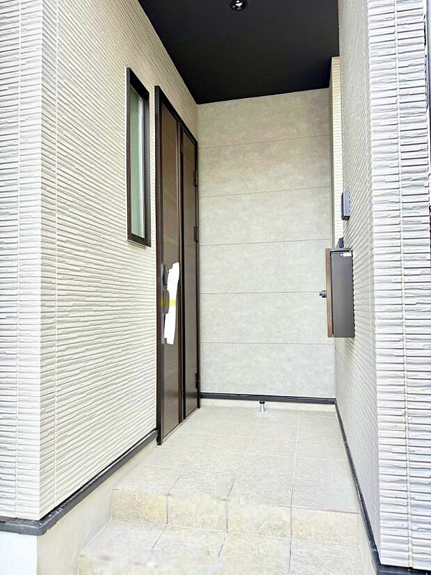 ■ シンプルで美しく、住まいの第一印象を彩る玄関です