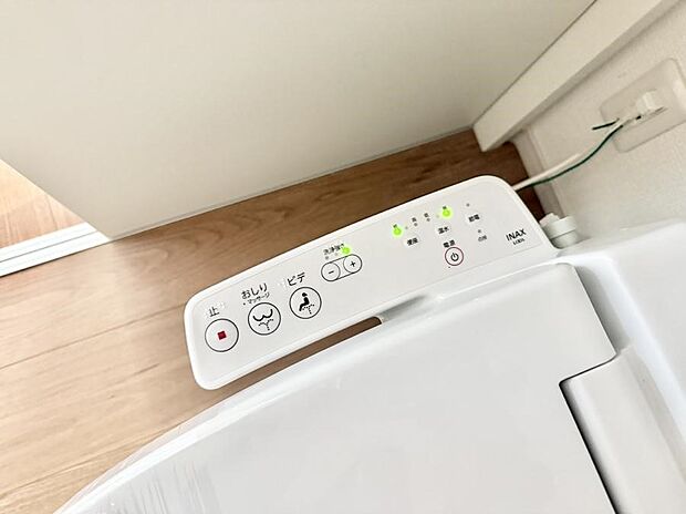 ■温水洗浄で快適、清潔感が保たれるシャワートイレ