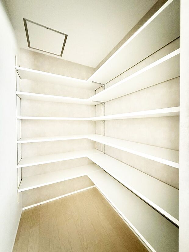 ■収納力たっぷりのパントリー付きキッチンです  