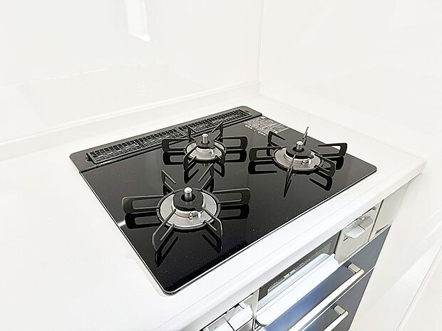 ■3口コンロのシステムキッチンで料理の手順もスムーズに