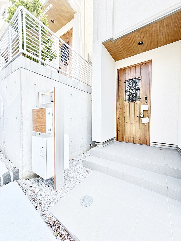 ■ シンプルで美しく、住まいの第一印象を彩る玄関です