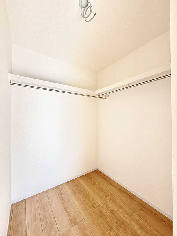 ■季節の洋服も、思い出の小物もすっきり収納できるウォークインクローゼット付