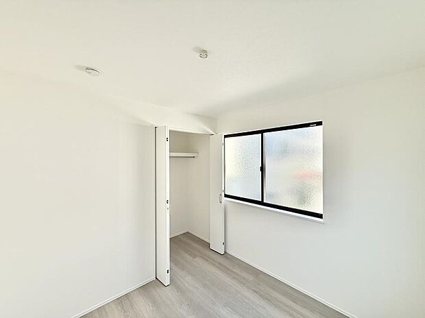 ■シンプルな空間で、収納付きベッドやデスクなど、多機能な家具を活用しやすいです