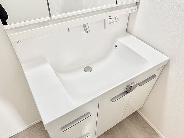 ■細かい部分まで洗いやすく便利なハンドシャワー付き